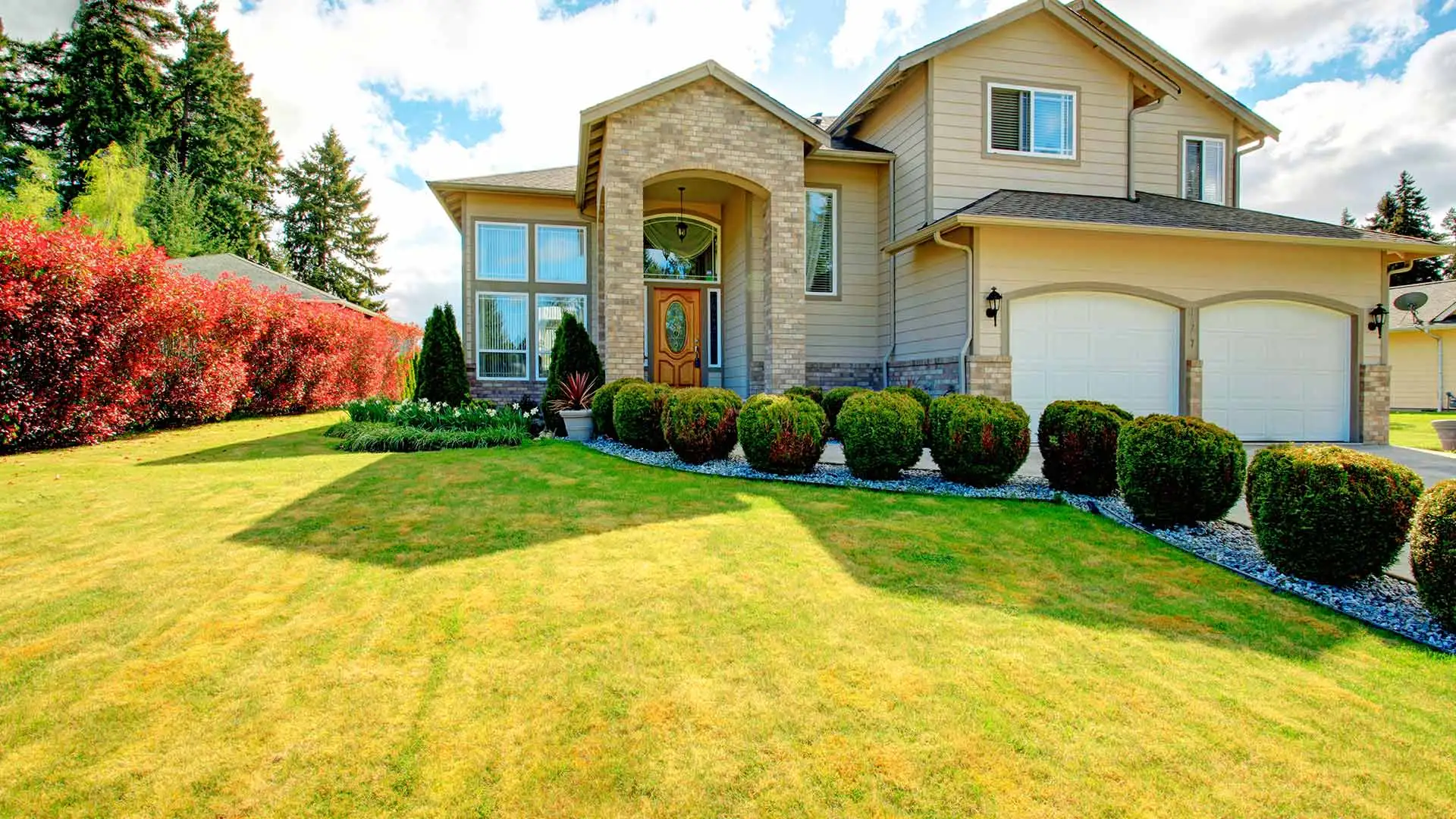 A home with a strong lawn and hedges in Bargersville, IN.